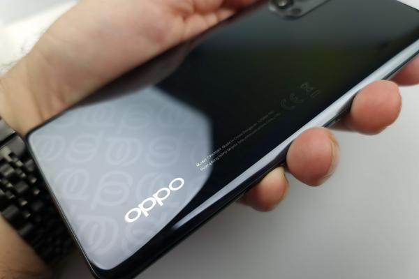 Oppo Reno4 Pro 5G: Design premium, silfid şi plăcut