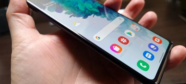 Samsung Galaxy S20 FE în configurația cu 8GB RAM și 128GB de stocare costă azi doar 2599.99 lei!