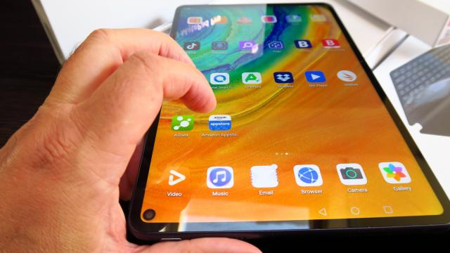 <b>Huawei MatePad Pro: Conectivitate fără reproş pentru cei productivi</b>Huawei MatePad Pro a fost testat de noi într-o versiune 4G, dar are şi o variantă 5G. Aduce WiFi dual band (a/b/g/n/ac), WiFi Direct, dar şi Bluetooth 5.1. Avem parte de GPS, AGPS, GLONASS, Galileo, BDS şi QZSS pentru localizare. Jos se află un port USB-C