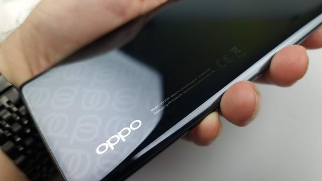 <b>Oppo Reno4 Pro 5G: Hardware cu un picior în barca flagship-urilor</b>Chiar dacă oficial în 2020 a început ideea de telefon super high midrange, Oppo a fost cumva pionierul sau cu modelul Reno 3 Pro 5G lansat în decembrie 2019. La noi a ajuns prin primăvară şi a făcut furori, la un preţ măricel în prima fază. Oppo Reno4 Pro