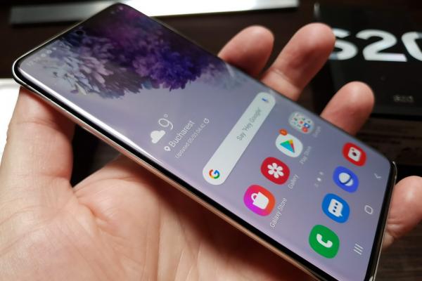 Samsung Galaxy S20: Display cu rată de refresh de 120Hz, luminos şi cu muchii foarte înguste