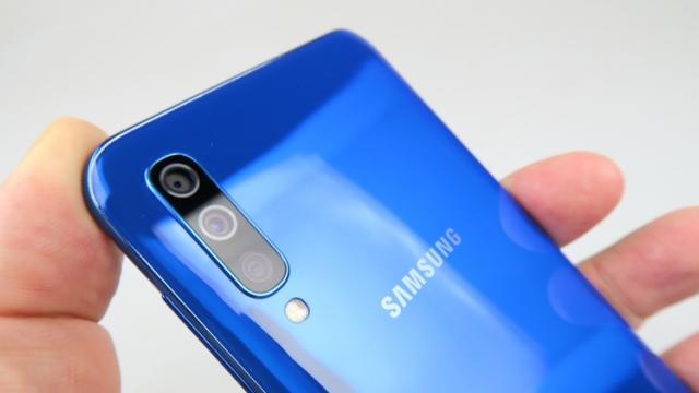 <b>Samsung Galaxy A40, A50 şi Galaxy A7 (2018) actualizate la Android 10; Ce e nou?</b>Samsung a început să actualizeze unele dintre cele mai populare telefoane midrange de anul trecut la Android 10, dar şi un model de acum 2 ani. E vorba despre Samsung Galaxy A40, A50 şi Galaxy A7 (2018)