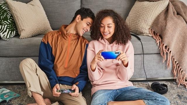 <b>Oppo Reno 3 4G este acum oficial și vine cu procesor Helio P90, cameră selfie de 44 mpx</b>Seria de telefoane Oppo Reno primește astăzi un nou membru sub forma lui Reno 3 (4G). După cum sugerează și denumirea sa, oferă doar conectivitate 4G - asta pentru că anterior mai precis în decembrie anul trecut sosea