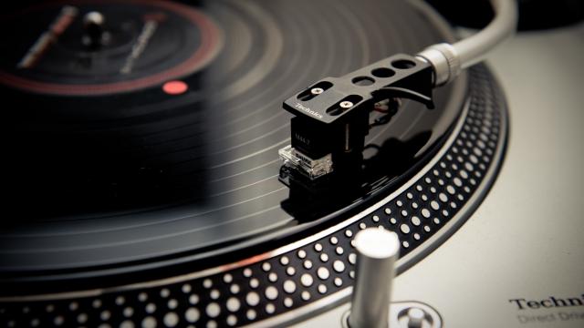 <b>Turul Magazinelor #683: Cele mai ieftine televizoare OLED din România, acumulator 20.000 mAh, Galaxy S20+ supradotat</b>După ce am tot acoperit televizoare LED şi QLED, azi am făcut un research amplu, căutând cele mai ieftine televizoare OLED şi credeţi-mă nu a fost deloc uşor. Am găsit totuşi vreo 3 modele interesante. Cuplăm asta cu disponibilitatea proaspăt..