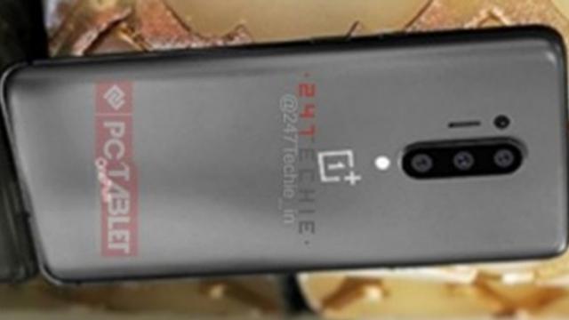 <b>OnePlus 8 Pro apare în presupuse fotografii reale și vedem ecranul cu decupaj selfie, camera quad din spate</b>La mijloc de săptămână iată că și OnePlus 8 Pro bifează o scăpare, telefon flagship pe care îl așteptăm lansat pe 14-15 aprilie - asta dacă nu cumva situația actuală va obliga firma chineză să amâne debutul. Leak-ul de astăzi constă într-o presupusă 