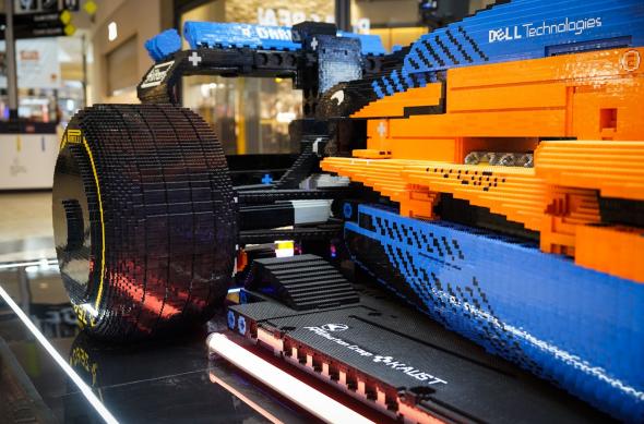 Cum arată replica McLaren F1 din LEGO expusă în România: Lego-McLaren F1-2.jpg