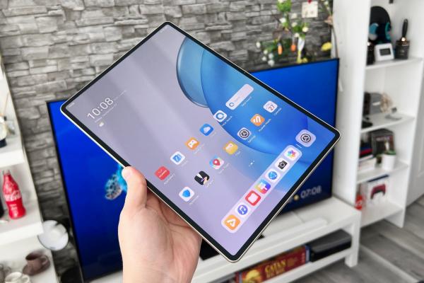 HUAWEI MatePad Pro 12.2 PaperMatte: Display OLED și pe deasupra mat, fără grija reflexiilor atunci când lucrezi de acasă sau cafenea