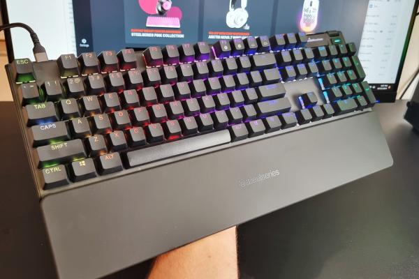 Am testat SteelSeries Apex Pro Gen3 - Tastatura smart cu switch-uri mecanice ajustabile, ce se adaptează la stilul tău de joc