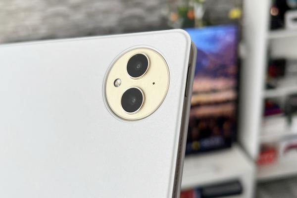 HUAWEI MatePad Pro 12.2: Tableta are o cameră mai răsărită decât majoritatea tabletelor de pe piață, wide+ultrawide în spate