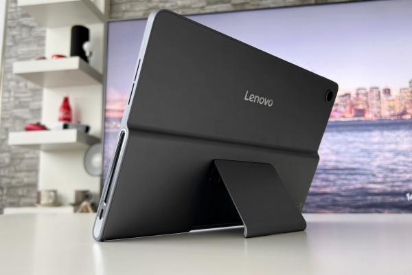 Lenovo Tab Plus: Design cum nu mai vezi pe o tabletă, cu un kickstand util și o grosime peste care treci cu vederea