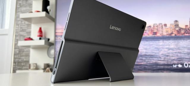 Lenovo Tab Plus: Design cum nu mai vezi pe o tabletă, cu un kickstand util și o grosime peste care treci cu vederea