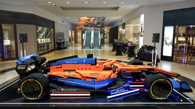 <b>O replică a mașinii McLaren F1, realizată complet din piese LEGO, expusă în premieră în România</b>O replică la scară reală a modelului McLaren F1 din sezonul 2021, construită integral din piese LEGO, poate fi văzută acum în România. Aceasta este expusă la Băneasa Shopping City până pe 13 octombrie, după care va fi mutată la Brașov, în Coresi Shopping 