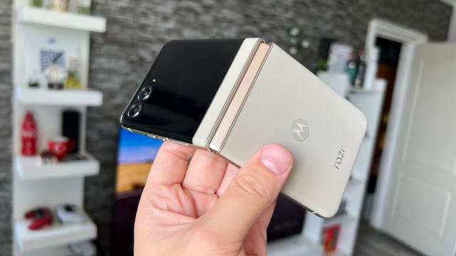 <b>Motorola vrea să pună tehnologie NASA pe viitorul său telefon pliabil</b>După ce am aflat că Xiaomi lucrează la un telefon pliabil modular, care se desface în două segmente, acum şi Motorola vine cu o propunere trăznită. Propunere manifestată sub forma unui brevet. Acesta descrie un telefon pliabil 