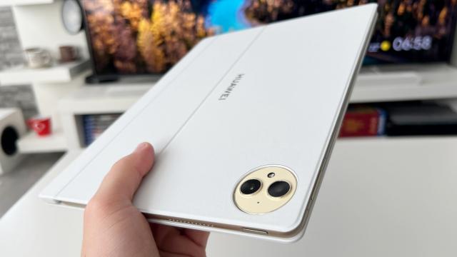 <b>HUAWEI MatePad Pro 12.2 PaperMatte: Performanța din benchmark-uri peste Galaxy Tab S9 FE+, fără probleme cu temperaturi mari</b>Cum se prezintă la capitolul benchmark-uri tableta HUAWEI MatePad Pro 12.2 PaperMatte? Aflăm imediat, nu înainte de a vă reaminti faptul că avem aici un procesor 12-core Kirin, ce livrează 2x nuclee de performanță de 2.1 GHz