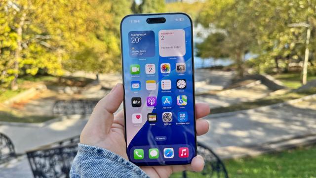 <b>Apple iPhone 16 Pro Max review detaliat în limba română (Evaluare Mobilissimo)</b>După ani şi ani de iPhone-uri mici, a venit în sfârşit momentul să trec la un Pro Max. Ca daily driver mă refer. Aceasta nu va fi o recenzie clasică de telefon ţinut câteva zile sau săptămâni, ci de... telefonul meu zilnic pentru următorul an...