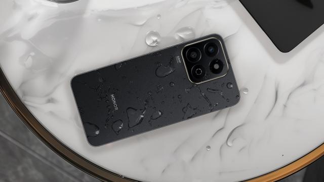 <b>HONOR 200 Smart ajunge în România: telefon rezistent la sub 1000 lei</b>HONOR anunţă azi sosirea în România a telefonului HONOR 200 Smart, care deşi e un terminal de buget, vine cu un corp rezistent. Se va vinde la noi începând cu 21 octombrie şi vine cu certificare IP64, pentru rezistenţa la apă şi certificare  
