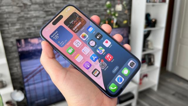 <b>Apple iPhone 16: Display identic cu al predecesorului</b>Trecem la display, unde nu pare să fie vreo schimbare majoră față de iPhone 15. Avem în continuare un panou Super Retina XDR OLED de 6.1 inch, cu rezoluție de 2556 x 1179 pixeli, cu suport HDR10 și Dolby Vision. Atinge până la 2000 de niți de luminozitate