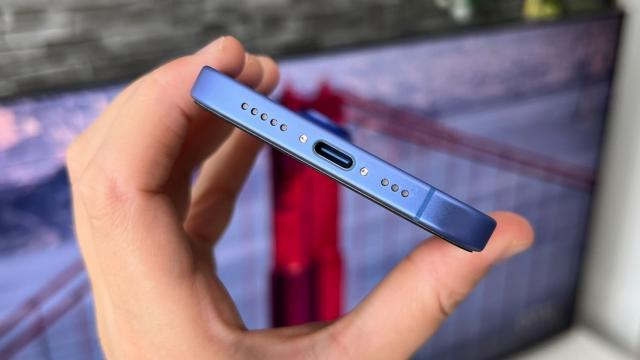 <b>Apple iPhone 16: Baterie rezonabilă pentru dimensiunile terminalului</b>Bateria lui Apple iPhone 16 este de 3561 mAh, o creștere de 6.3% față de iPhone 15 și a sa baterie de 3349 mAh. A crescut și viteza de încărcare wireless MagSafe, de la 15W la 25W. Avem și încărcare Qi la 15W și încărcare inversă prin fir la 4.5W