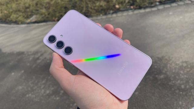 <b>Samsung Galaxy A36 5G are specificaţiile dezvăluite printr-un benchmark</b>Samsung Galaxy A36 5G este încă unul dintre telefoanele midrange Samsung din 2025 care scapă online prin intermediul unor teste de performanţă. Avem de-a face cu succesorul lui Galaxy A35, care a fost destul de popular şi apreciat în 2024