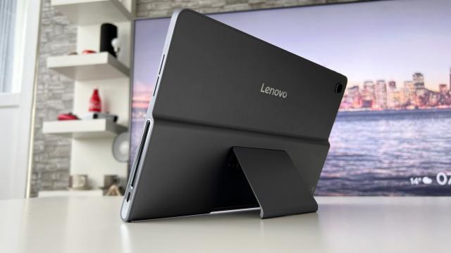 <b>Lenovo Tab Plus: Design cum nu mai vezi pe o tabletă, cu un kickstand util și o grosime peste care treci cu vederea</b>Așa cum spuneam și în introducere, Lenovo Tab Plus se diferențiază de majoritatea tabletelor de pe piață, asta la capitolul design unde merge pe o abordare îndrăzneață, un omagiu adus primului model Yoga cu acel cilindru la bază și kickstand