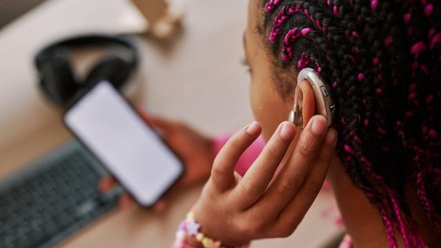 <b>FCC impune compatibilitatea universală a telefoanelor cu aparatele auditive</b>După multe reglementări pentru producătorii de telefoane din partea UE, iată că avem o lege nouă din SUA de această dată. Comisia Federală pentru Comunicații (FCC) a anunțat că toate telefoanele mobile vor trebui să fie compatibile cu aparatele auditive