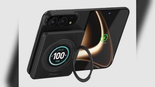 iPhone Duo primește deja un power bank făcut pe măsura lui; Se lipește magnetic, are ecran și se transformă în stand