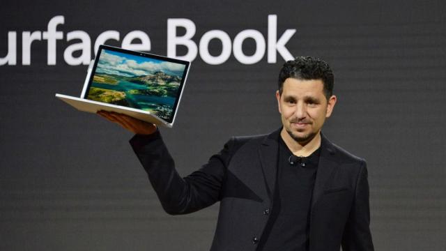 <b>Microsoft anunţă Surface Studio, un All in One PC pentru artişti, dar şi o tastatură şi mouse Surface şi laptopul Surface Book i7; Noutăţi VR, 3D şi software la rândul lor detaliate!</b>Trebuie să recunosc că mă aşteptam ca evenimentul Microsoft de azi să fie ceva mai modest la capitolul lansări, dar iată că firma din Redmond a adus câteva produse interesante la lumina zilei. Majoritatea erau deja cunoscute prin intermediul scăpărilor..
