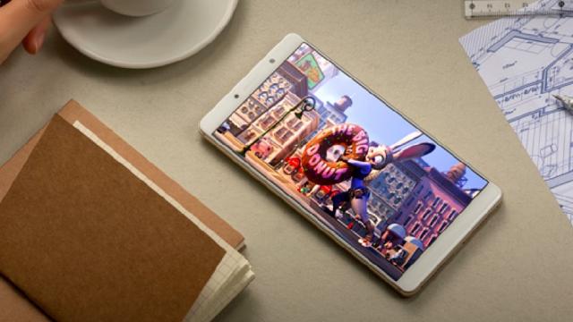 <b>ZTE Axon 7 Max vine cu un display de 6 inch ce permite vizualizarea de conținut 3D; primim și o cameră duală la pachet</b>Un nou smartphone ce tocmai a debutat pe piața din China este modelul ZTE Axon 7 Max - terminal ce se face remarcat prin camera duală oferită la bord. Spre deosebire de majoritatea telefoanelor ce aduc un asemenea modul la bord, Axon 7 Max oferă 