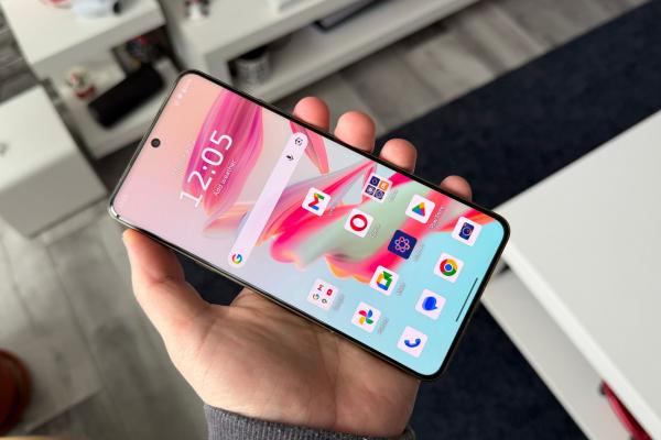 Motorola Signature: Display pentru savurat multimedia și gaming la 165Hz, cu unduiri quad-curbate 