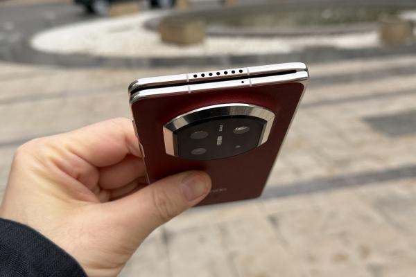 Huawei Mate X7: Acustică stereo, dă la schimb volumul pe claritate