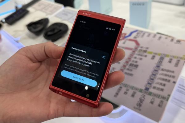 Am pus mâna pe Vasco Translator Q1, aparatul de tradus cu care te descurci în orice ţară; Îţi clonează şi vocea! (Video)