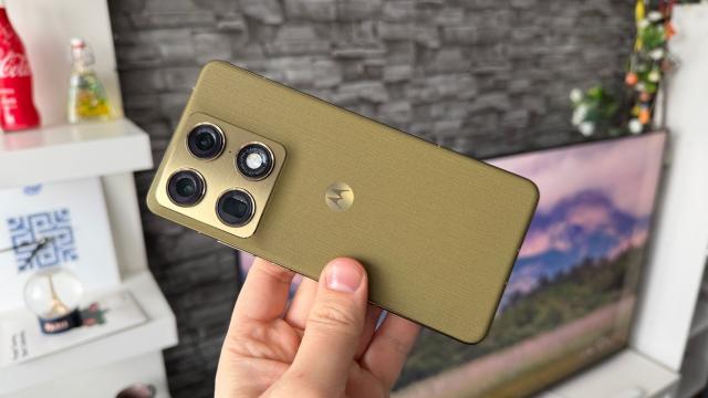 <b>Motorola Signature: Cel mai bine echipat Moto din ultimii ani, dar fără Elite în coadă pentru procesor</b>Motorola Signature este cel mai bine dotat smartphone Moto din ultimii ani și cu toate că nu merge în extreme și mă refer aici la procesorul Snapdragon 8 Elite Gen5, are un hardware foarte capabil. Lista sa de dotări începe 