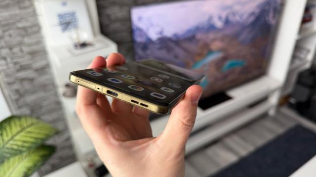 <b>Motorola Signature: Conectivitate completă, cu 5G, WiFi 7, UWB și tot ce îți poftește inima</b>De obicei mai găsesc aspecte de care să mă leg chiar și la flagship-uri atunci când vine vorba despre conectivitate, dar la acest Motorola Signature chiar nu am ce să îi reproșez. Are chiar de TOATE, de la WiFi 7 tri-band, cu WiFi Direct