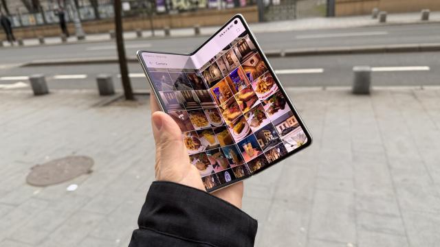 <b>Huawei Mate X7: OS, UI, aplicaţii cu un EMUI, care deşi veteran, încă se mişcă bine</b>Huawei Mate X7 rulează EMUI 15, o versiune de custom UI care mizează pe viteză, optimizare și o serie de ajustări fine care fac experiența mai cursivă. Interfața pare familiară oricui a folosit un telefon Huawei în ultimii ani. Asta e valabil chiar