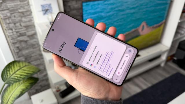 <b>Motorola Signature: Software alimentat de AI-uri multiple, buton AI lateral și în curând Qira</b>Așa da! În sfârșit și Motorola este în rândul lumii, chiar dacă a durat ceva, dar iată că odată cu Signature și suportul software este dus la nivelul următor. Mă refer la cei 7 ani de actualizări Android, timp în care Moto promite să 