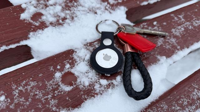 <b>Apple AirTag 2 Review: Un tracker mic dar cu suflet mare, mai gălăgios și mai capabil</b>Primul produs Apple din 2026 a fost unul neașteptat, un AirTag actualizat care poate fi numit AirTag 2 sau AirTag 2026, deși în unele locuri am văzut și mențiunea AirTag 2nd Generation. Avem de-a face aici cu un tracker mic dar