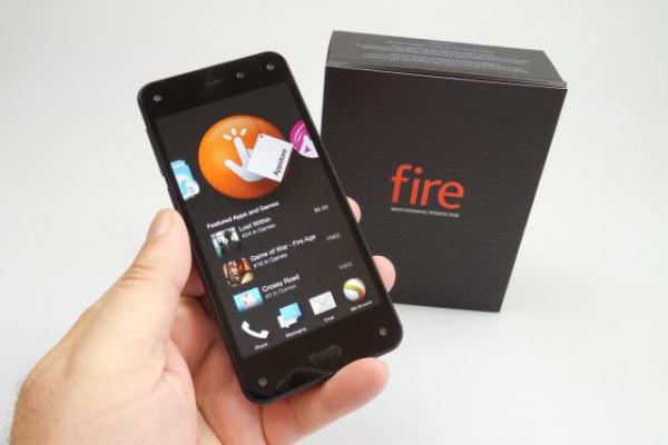 Amazon Fire Phone Unboxing: telefonul cu interfaţa 3D e ambalat ca un BlackBerry (Video)