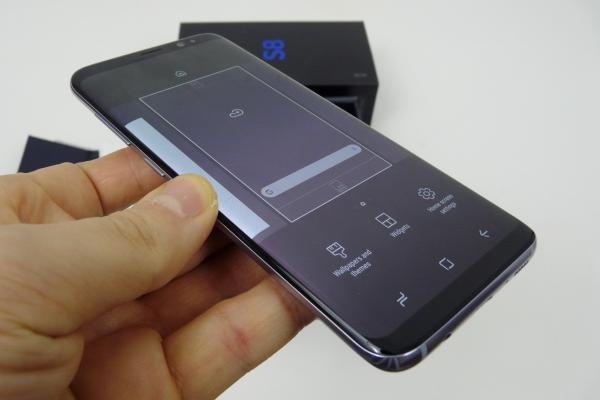 Samsung Galaxy S8 Unboxing: scoatem din cutie flagship-ul Samsung pe anul 2017, luăm contact cu căştile AKG din pachet (Video)