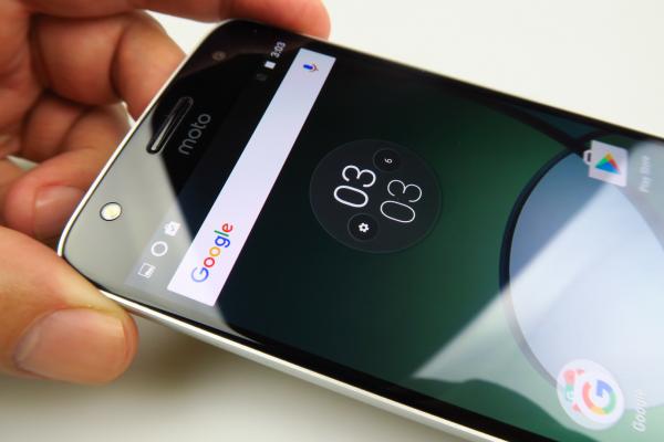 Motorola Moto Z Play: Conectivitate USB Type-C, 3 microfoane, viteze excelente