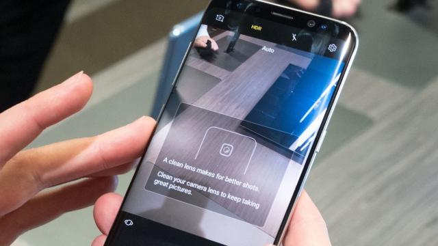 <b>Samsung Galaxy S8 hands-on - ce spun site-urile din .com despre Galaxy S8 şi S8+: între "corpuri superbe" şi un asistent virtual omniprezent</b>Imediat după prezentarea oficială a lui Samsung Galaxy S8 şi S8+ a început să plouă cu hands-on-uri, după cum era şi de aşteptat de altfel. Până ne vine şi nouă rândul la evenimentul de pe 30 martie seara, am decis să facem un round-up internaţional..