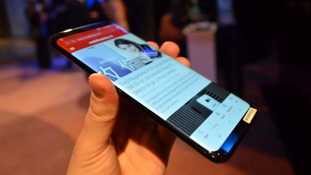 <b>Samsung Galaxy S8+ hands-on: porţie mare de Galaxy S8, cu extra ecran şi baterie</b>Fix la o zi distanță de la debutul global al terminalelor Samsung Galaxy S8 și Galaxy S8+, filiala locală Samsung a organizat și un eveniment în București. Aici am avut ocazia să vedem ambele dispozitive în acțiune și desigur am realizat și un hands-on