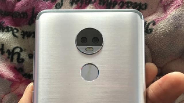 <b>LeEco Le Pro 4 (X850) se afișează într-o serie de fotografii reale; phablet cu cameră duală</b>Un smartphone care aparent ar urma să debuteze oficial pe data de 11 aprilie este și LeEco Le Pro 4 (X850), telefon care astăzi ni se prezintă într-o serie de fotografii reale. Vedem aici un telefon cu design tipic chinezilor, cu noutatea principală fiind