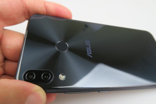ASUS ZenFone 5: Designul cel mai compact în zona de 6+ inch