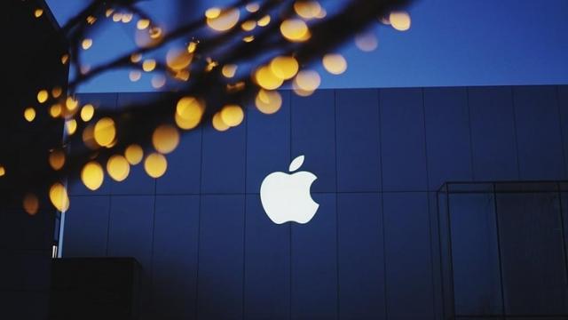 <b>Apple iese victorioasă dintr-o nouă bătălie cu Samsung; Iată suma pe care coreenii o au de plătit pentru încălcarea de brevete</b>E știut deja faptul că Apple și Samsung se duelează în instanțe de ani buni, majoritatea cazurilor implicând încălcări de brevete după cum descoperim chiar astăzi. Suntem informați că instanța le-a dat câștig de cauză celor de la Apple în procesul