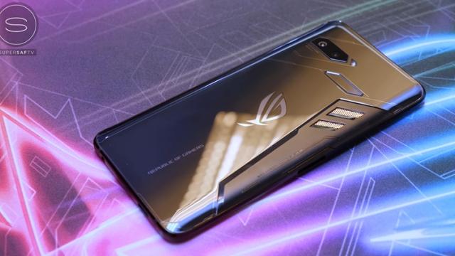 <b>Computex 2018: ASUS ROG Phone este primul smartphone de gaming al taiwanezilor; Ecran 90Hz și Snapdragon 845 pe lista de dotări</b>Nici bine nu a început săptămâna și iată că se dă startul lansărilor din lumea smartphone pe această vară. Un nou terminal proaspăt dezvăluit este ASUS ROG Phone, primul telefon de gaming al taiwanezilor care la prima vedere pare a aduce