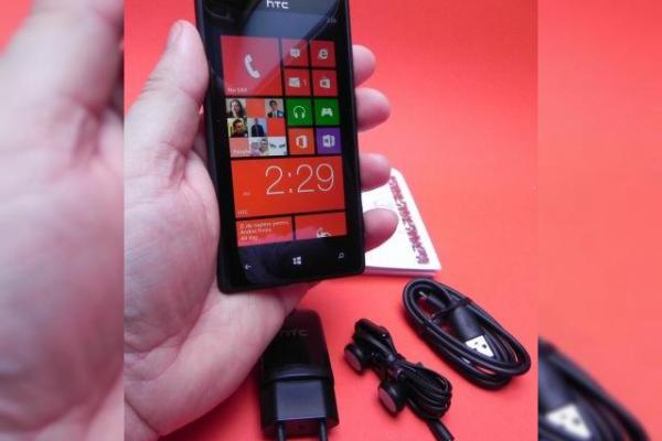 HTC Windows Phone 8X unboxing: flagship-ul WP8 de la HTC arată bine (Video)