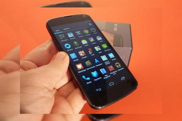 Google Nexus 4 unboxing: scoatem din cutie cel mai nou Google Phone, vine fără căști! (Video)