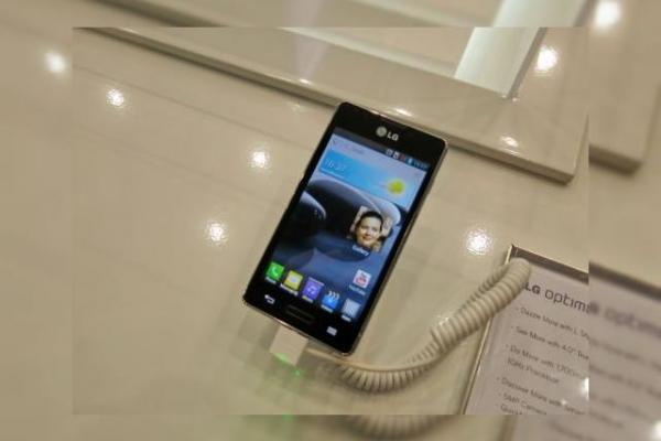 MWC 2013: LG Optimus L5 II Într-un scurt preview, telefon de buget al anului 2013 (Video)