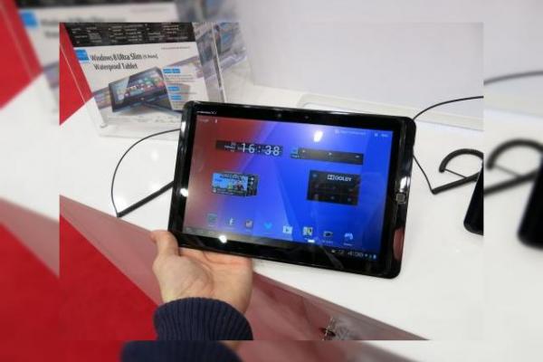 MWC 2013: Fujitsu Arrows Tab hands on - o tabletă cu o über baterie și difuzoare uriașe (Video)