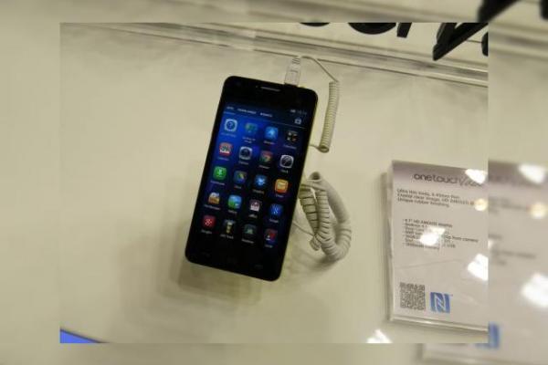 MWC 2013: Alcatel One Touch Idol Ultra hands on, un smartphone arătos și foarte subțire (Video)
